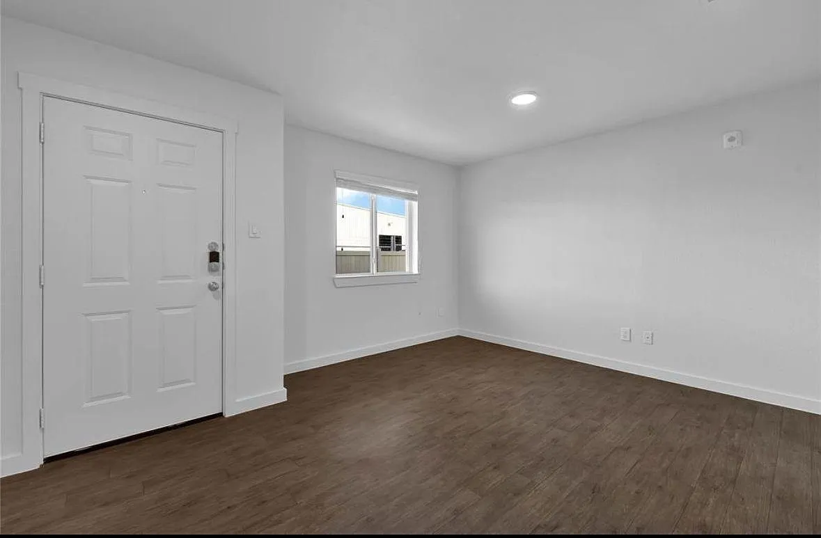 3 bed, 2.5 bath, 1688 sqft, $1,900 — Photo 3