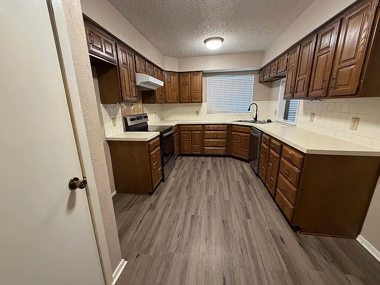 3902 Hardwood Ct — Photo 7