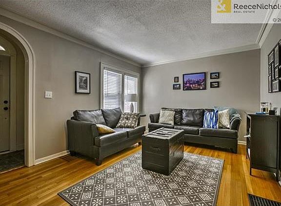 4th image of 102 E 66th St