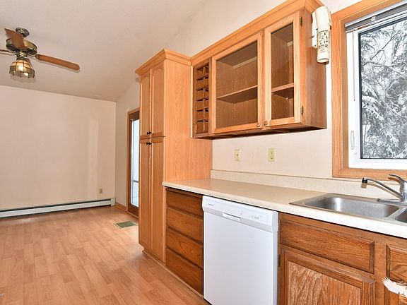 4th image of 130 Chapman Ct