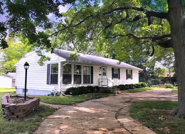 800 Eastview Dr photo 1