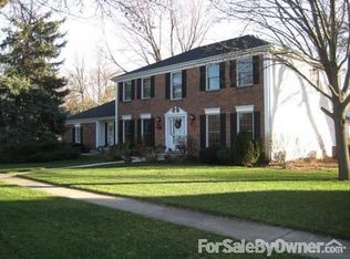 902 Buckingham Dr, Wheaton, IL 60189