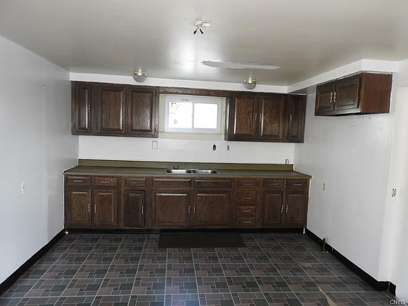 5th image of 312 Douglas St