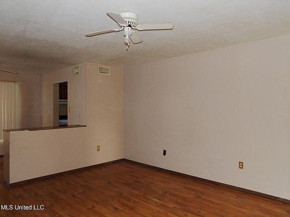5th image of 19 Beverly Dr