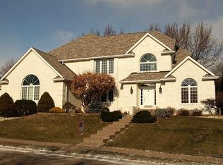 5016 Turnberry Ln, Davenport, IA 52807