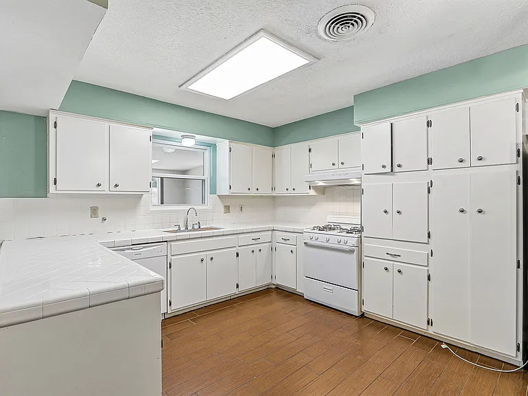 8700 Cielo Vista Dr — Photo 11
