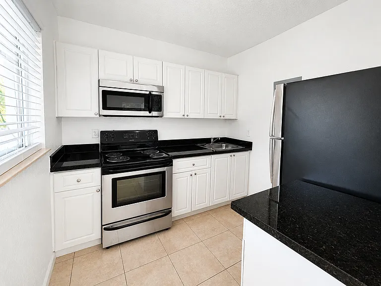701 SW 14th Ave — Photo 13
