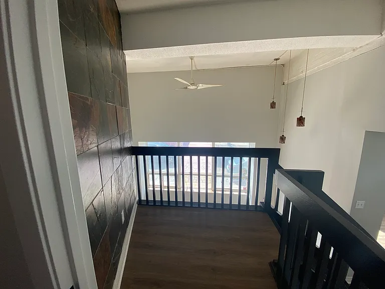 430 Adelaide St N — Photo 9