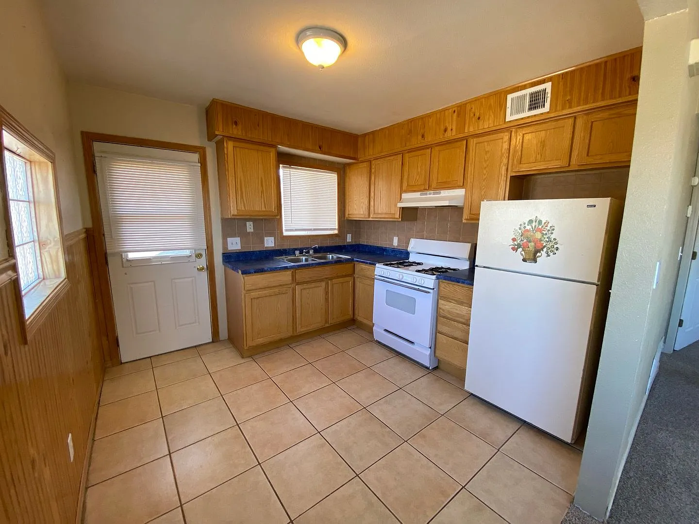 2 Bedroom 2 Bathroom Home — Photo 3