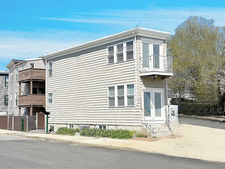 1043 Winthrop Ave — Photo 2