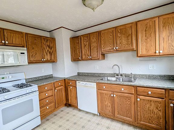 4th image of 915 Lincoln Rd