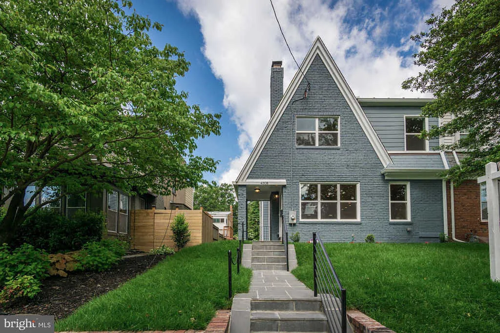 4308 12th Pl NE photo 1