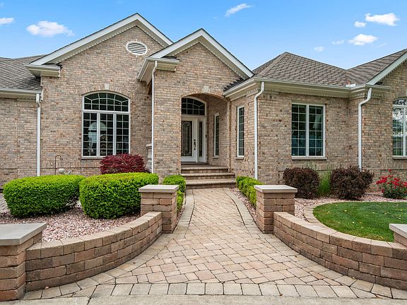 3rd image of 638 Killarney Dr