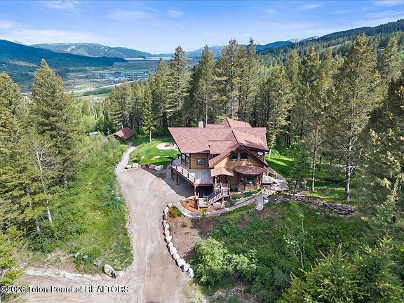 3rd image of 1558 Trail Ridge Rd