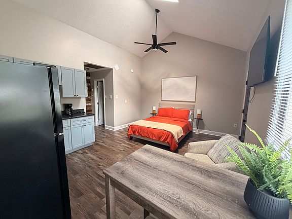 2nd image of 3814 Memorial Blvd #2