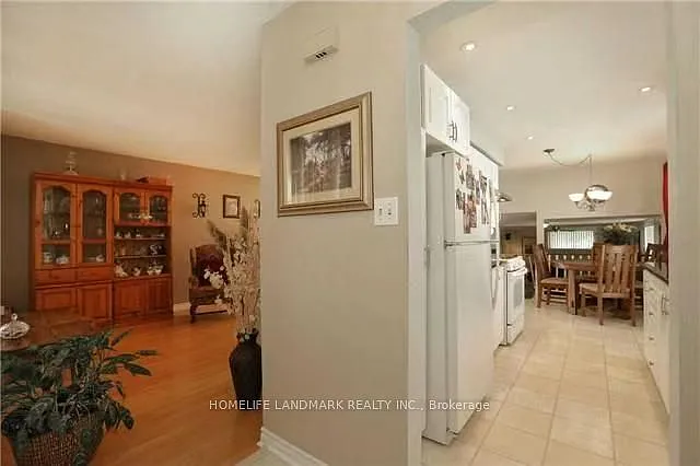 1256 Falgarwood Dr — Photo 2