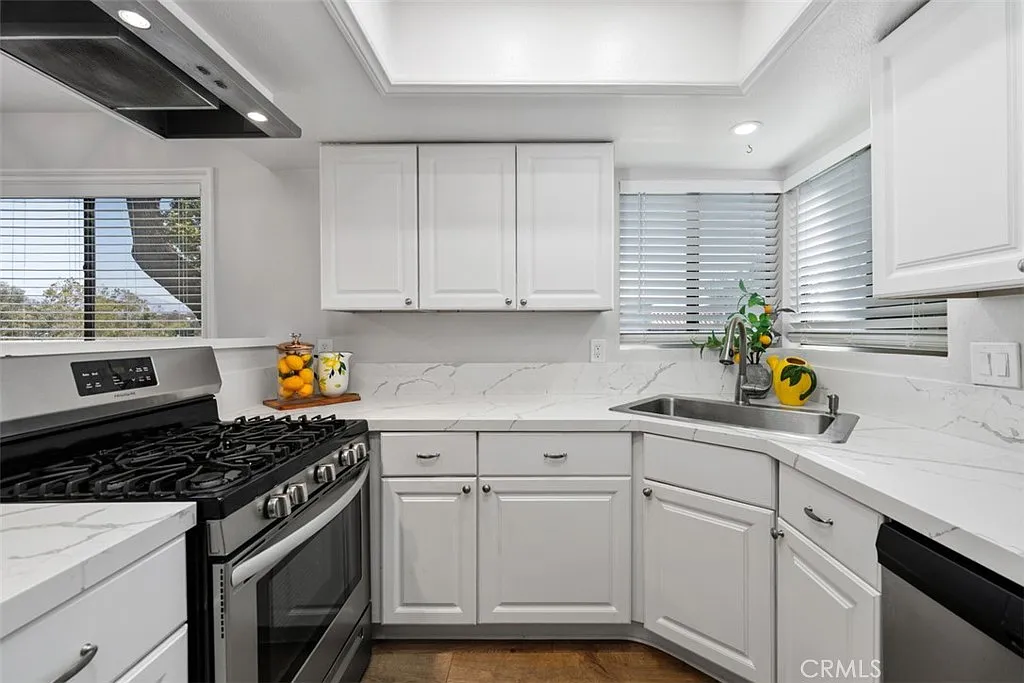 3 bed, 1037 sqft, $4,100 — Photo 1