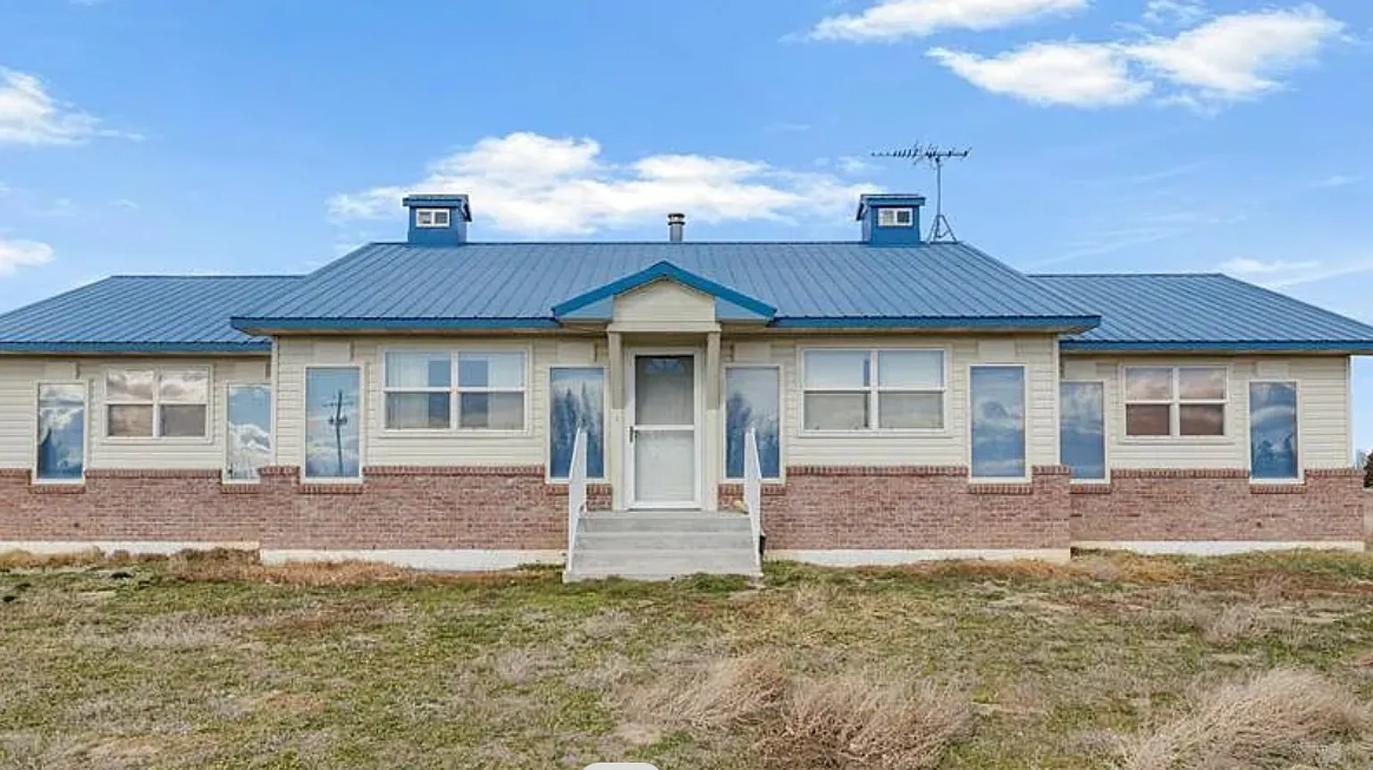 Beautiful 3 Bed 2 Bath Country Home With Large Greenhouse And 3 Car Shop Space — Photo 1