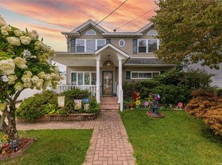 823 Mirabelle Ave, Westbury, NY 11590