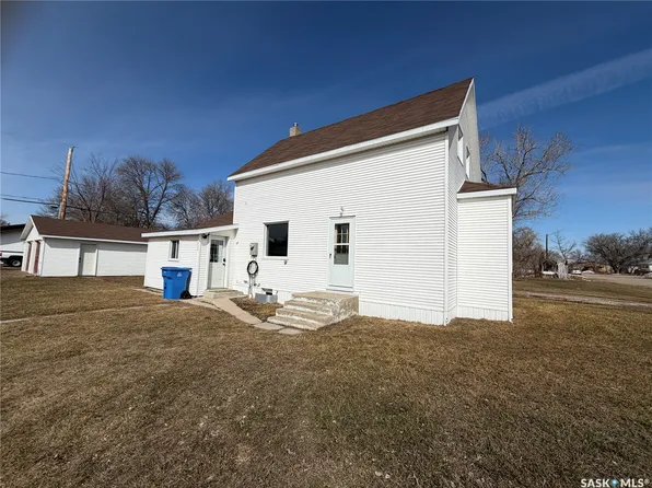 220 4th Street E, Carnduff, SK S0C 0S0