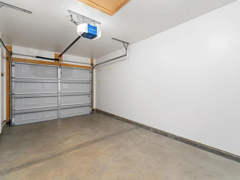 527 S Gordon St — Photo 5