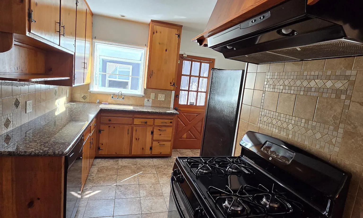 5 bed, 1878 sqft, $6,200 — Photo 3