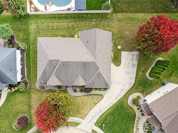 3rd image of 882 Laurel Cir