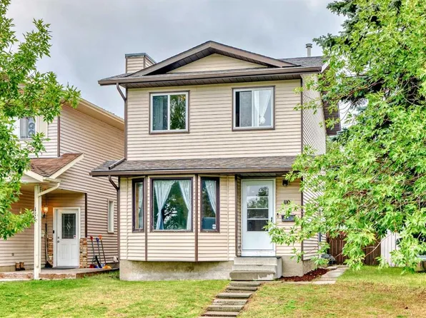 110 N Edgeburn Cres NW, Calgary, AB T3A 4K3