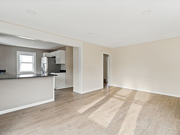 3rd image of 13 Garden St