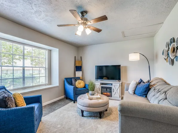 7 W Mountain Ln #37, Grand Prairie, TX 75052