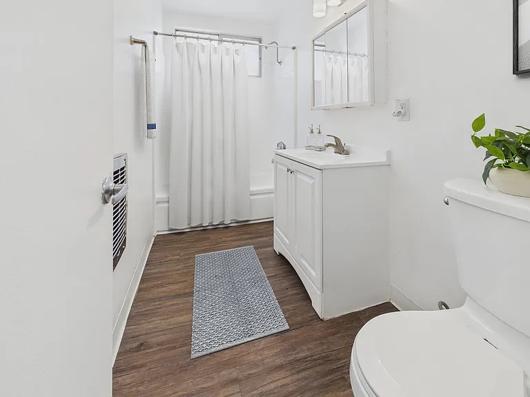 Sepulveda Apartments — Photo 20