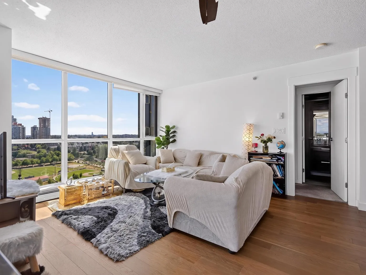 2 bed, 743 sqft, $2,300 — Photo 3