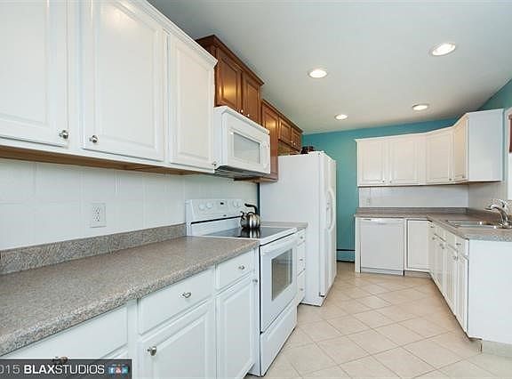 2nd image of 1129 Coppet St