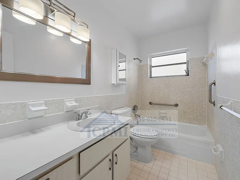 Ocean House - 360 Fiesta Ave Jupiter, FL 33469 — Photo 5