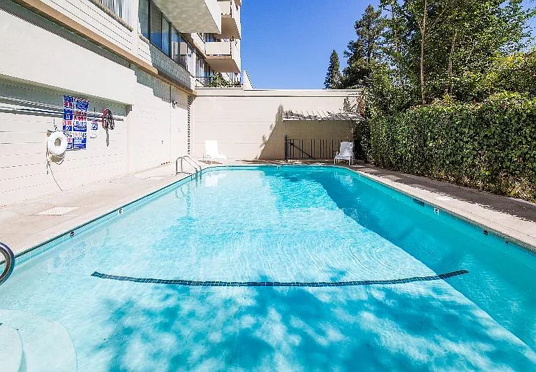 Burlingame Towers — Photo 3