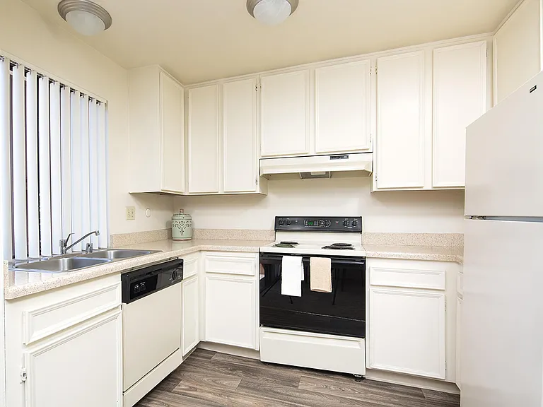Prado Apartments — Photo 15