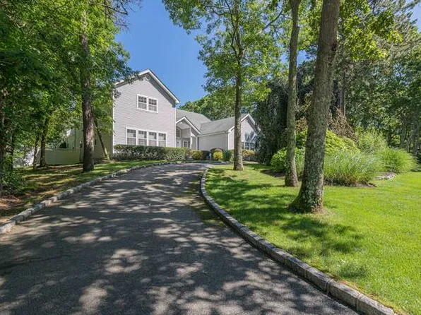 77 Whippoorwill Ln, East Quogue, NY 11942