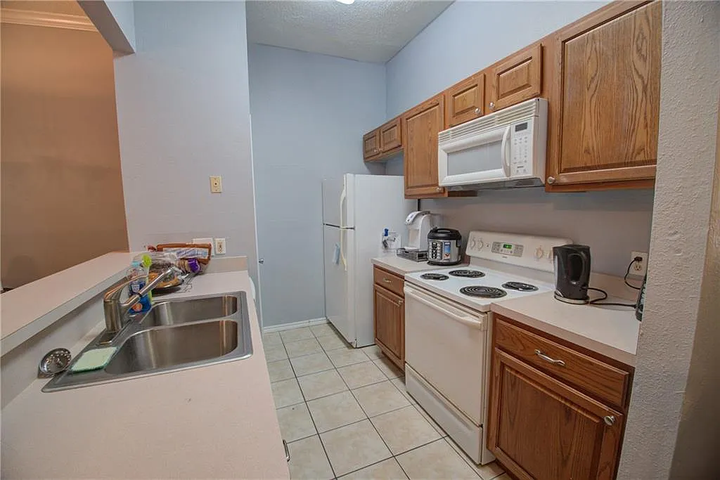 2 bed, 2.0 bath, 989 sqft, $1,875 — Photo 4
