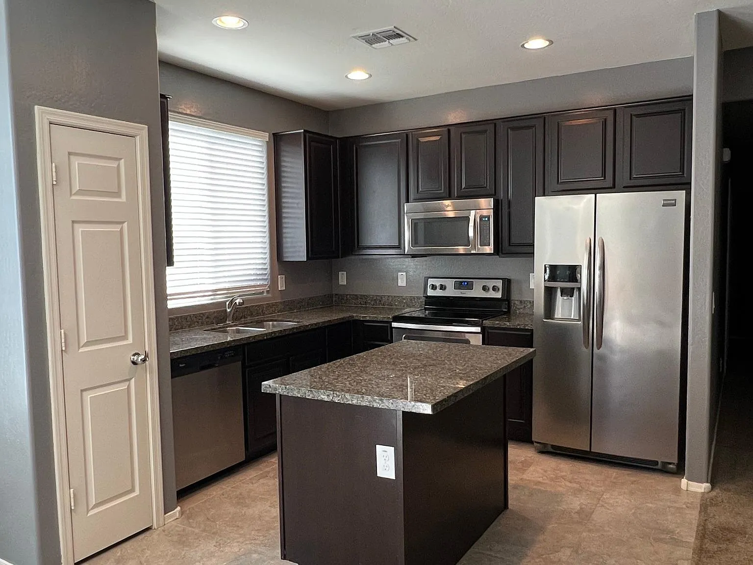 4728 W Winchcomb Dr — Photo 2