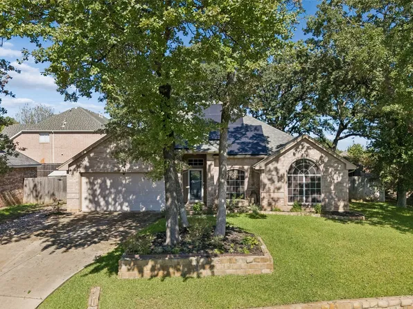 905 Forest Hollow Dr, Hurst, TX 76053