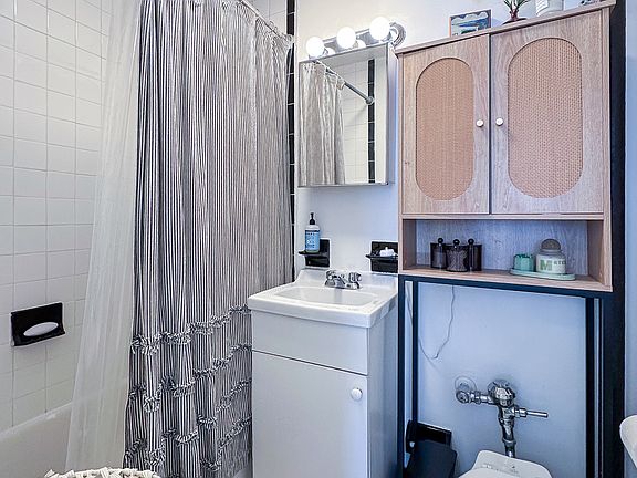 5th image of 319 E 5th St APT 5