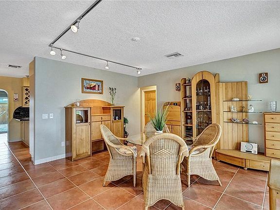 4th image of 571 SE 5th Ct
