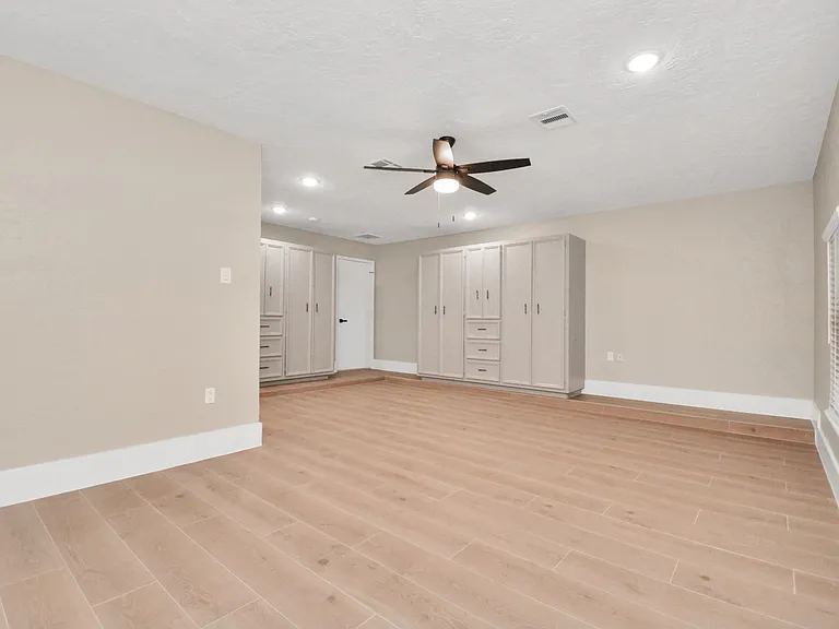 10550 Emnora Ln — Photo 14