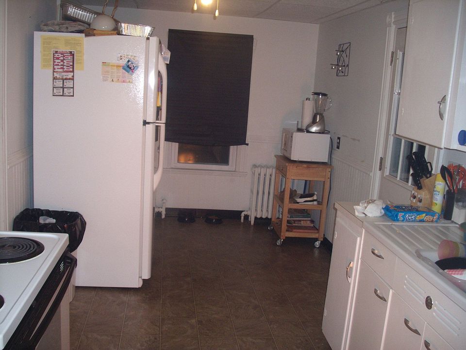 kitchen (bath behind)