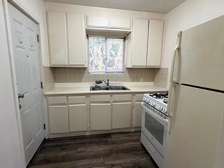 139 S Rosemead Blvd — Photo 8