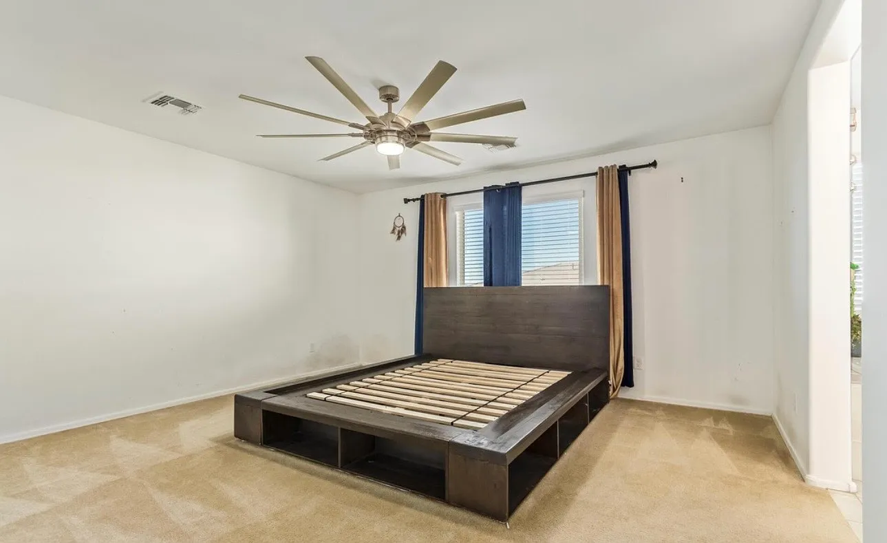 4 bed, 2.5 bath, 3070 sqft, $1,550 — Photo 2