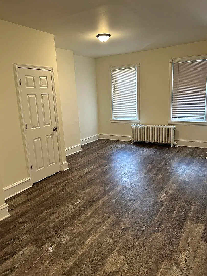 3 bed, 1.5 bath, 1900 sqft, $1,750 — Photo 2