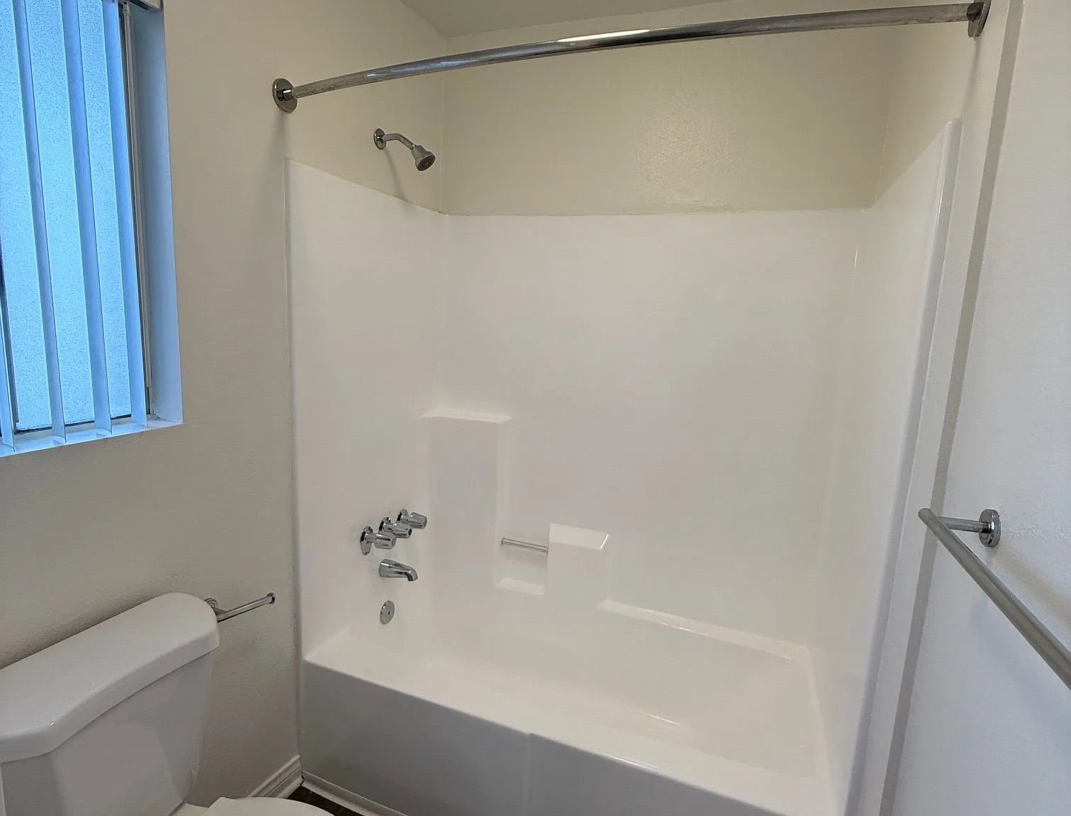 1 bed, 864 sqft, $2,100 — Photo 3