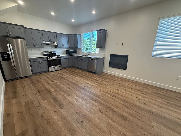 14550 Burbank Blvd #102 — Photo 2