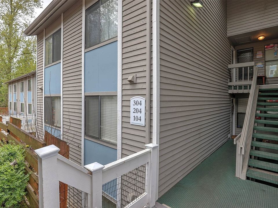 Welcome home to this charming condo in an ever so convenient location situated on Lea Hill.>